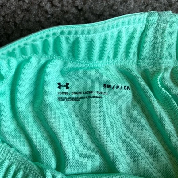Under Armour loose workout shorts - Picture 4 of 6
